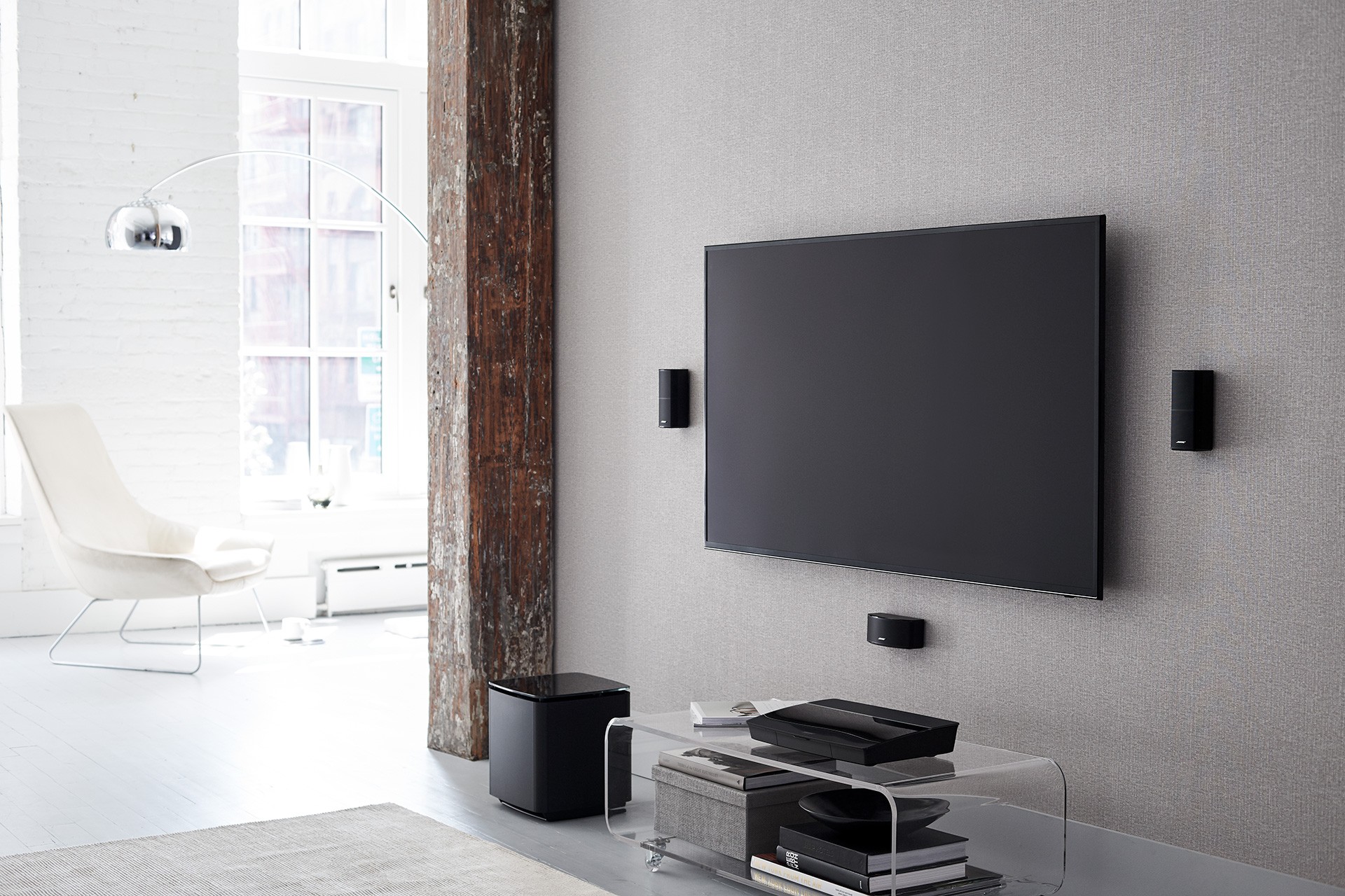 Bose Heimkino-Setup mit Subwoofer und Surround-Speakern