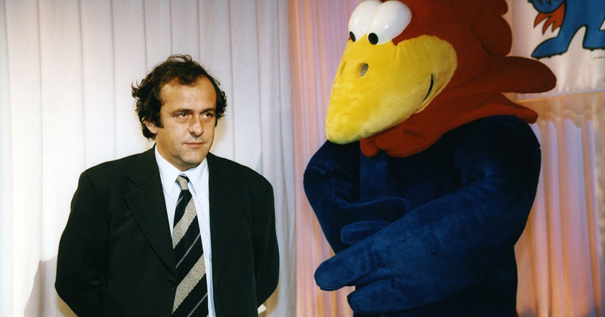 Michel Platini et Footix, l&#039;oiseau mascotte de la Coupe du Monde de football 98, lors du lancement d&#039;une loterie organisée par la Française des Jeux, le 24 novembre 1997, Paris, France.