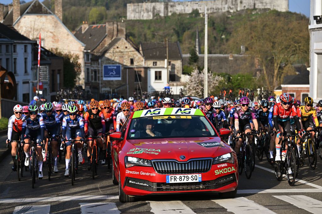 The peloton begins the 2023 La Fleche Wallonne Feminine