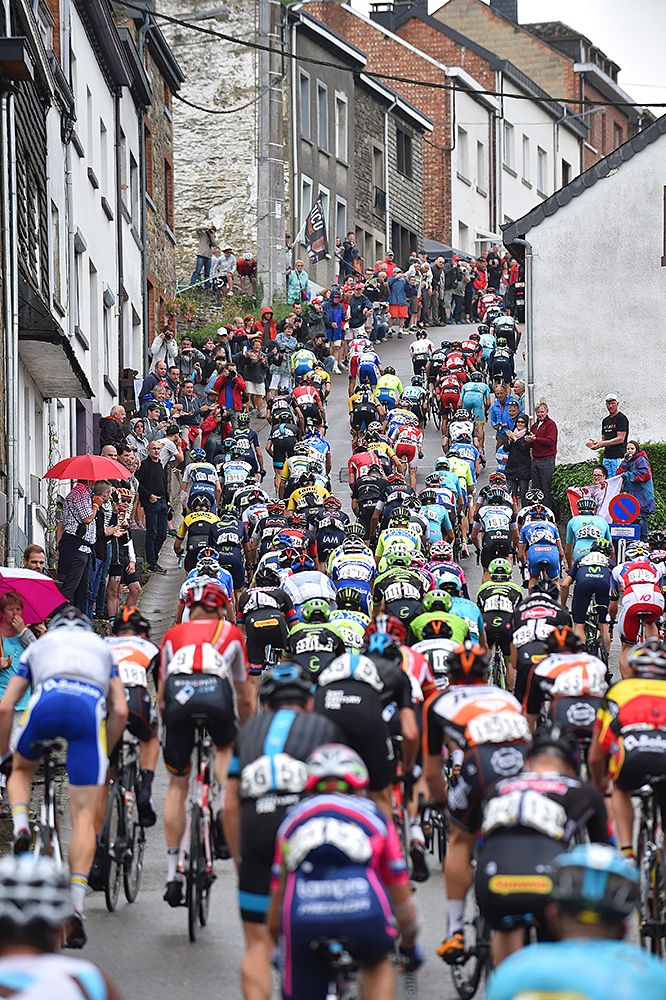 The peloton climbing a steep hill at the Eneco Tour