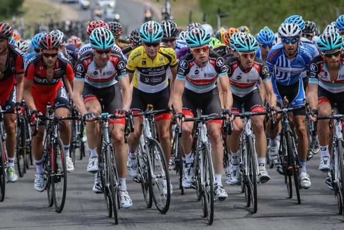 Chris Horner (Radioshack) on the front with his team.