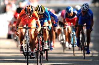 Marta Bastianelli (Italy) heads down and sprinting beats Marianne Vos (Netherlands) to the 2007 Worlds title