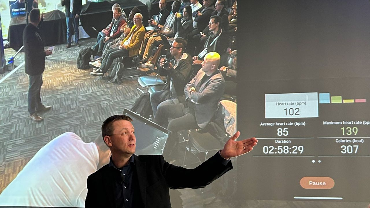 Sennheiser Momentum Sport demo at CES conference.