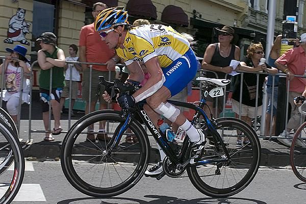 Chris Sutton (Skilled/Lowe Farms) charges towards victory in the 2010 Jayco Bay Classic.