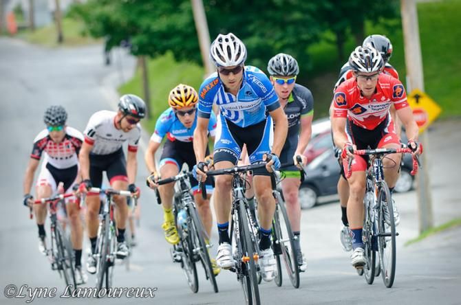 An early break was reeled back in the first lap