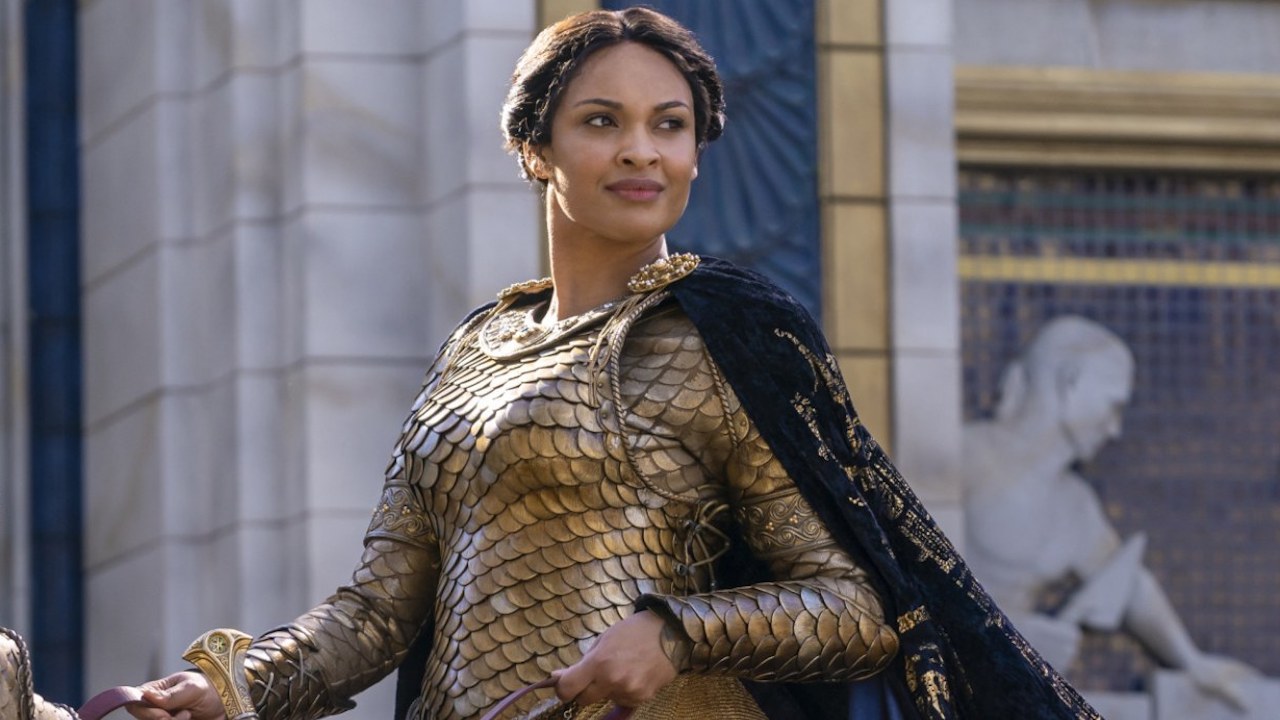 Cynthia Addai-Robinson montando a caballo con una armadura dorada en la temporada 1 de Rings of Power