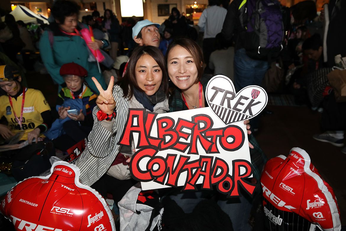Alberto Contador fans at the Japan Cup presentation