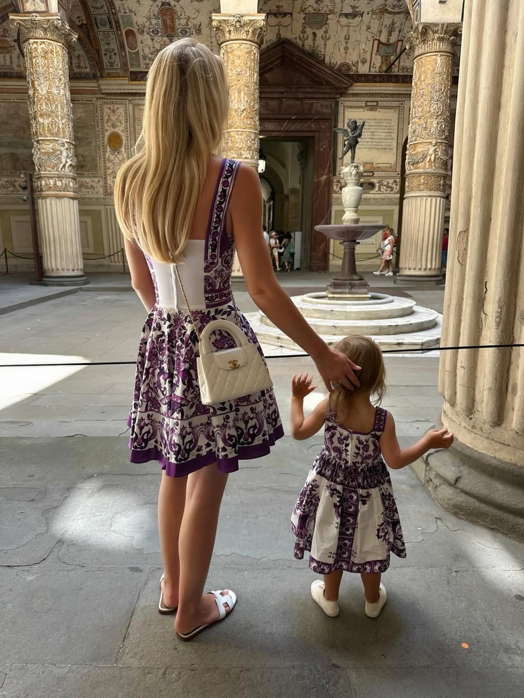 Kitty Spencer and daughter Athena with their backs to the camera in an Italian palace