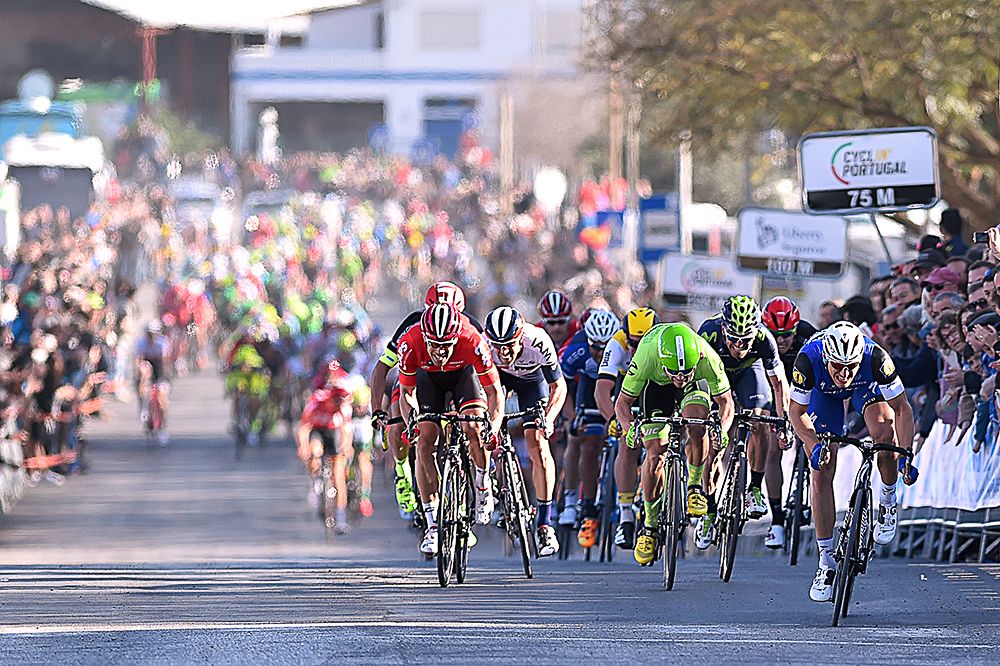 Sprinters bear down on the finish of stage 4 at Volta ao Algarve