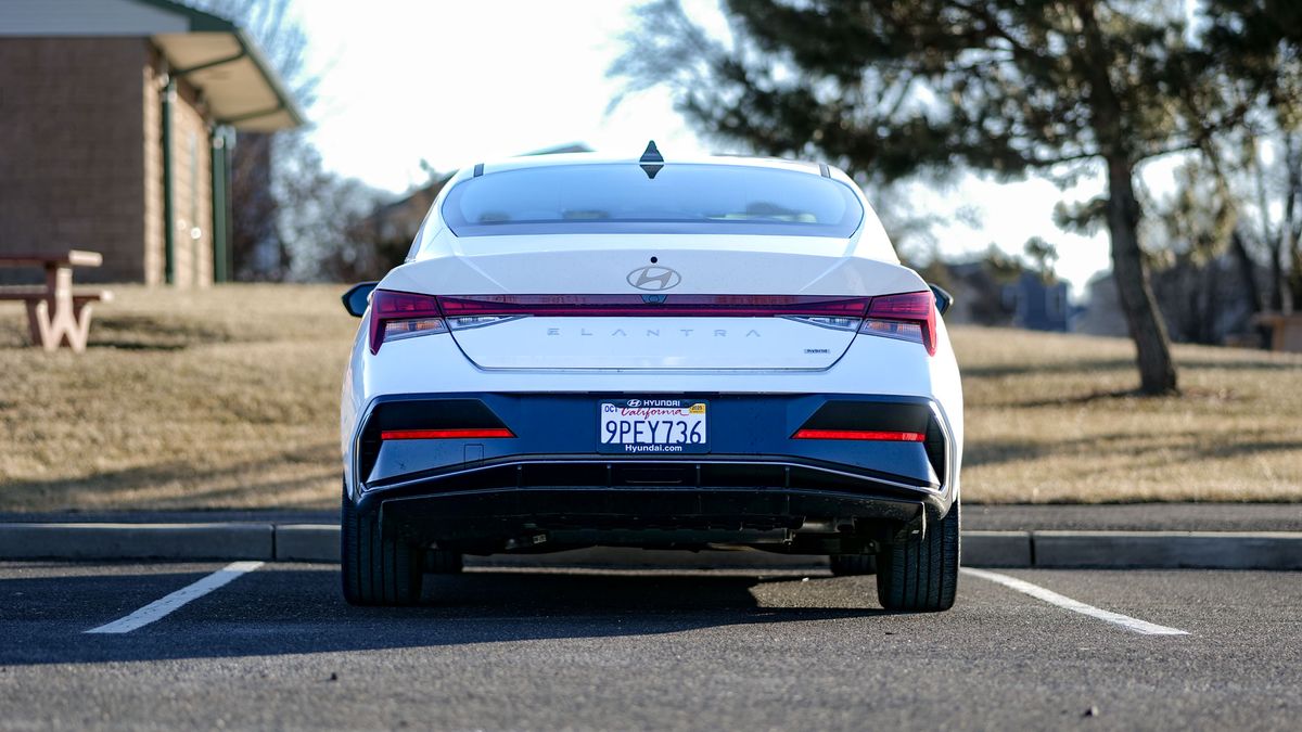 2025 Hyundai Elantra Hybrid Limited test drive review.