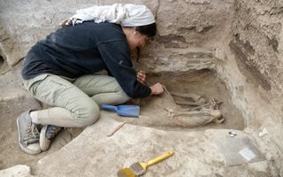 Researcher Nada Elias excavates an adult skeleton at Çatalhöyük.