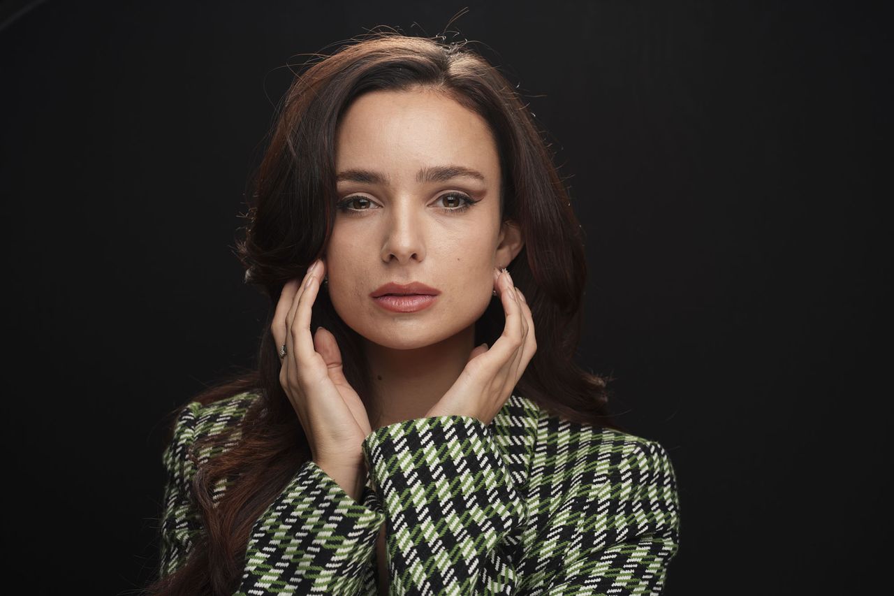 Sony A7 V sample images &ndash; head and shoulder portrait of a female model in the studio