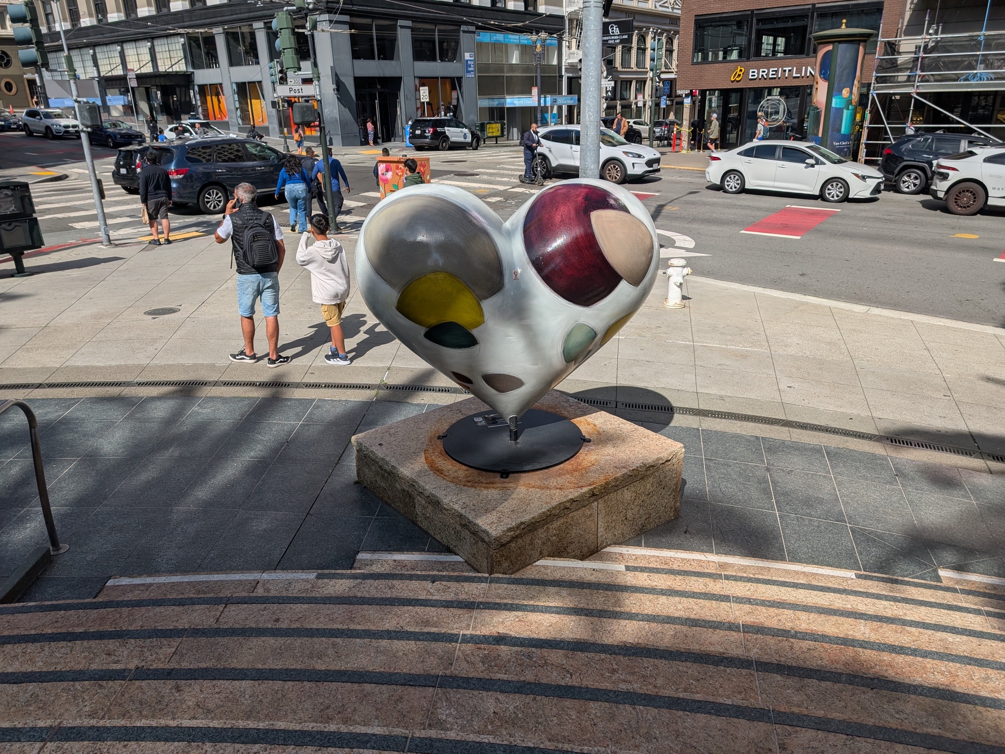 heart sculpture at union square shot by pixel 9 pro