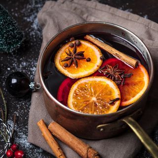 Mulled wine with orange slices and cinnamon sticks