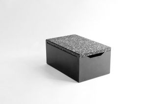 The sleek steel ’Bread Box’ uses the ’Black Stracciatella’ cutting board as a lid