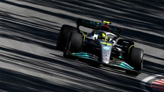 Lewis Hamilton kjørende for Mercedes, sakset fra en Storbritannia GP-sending