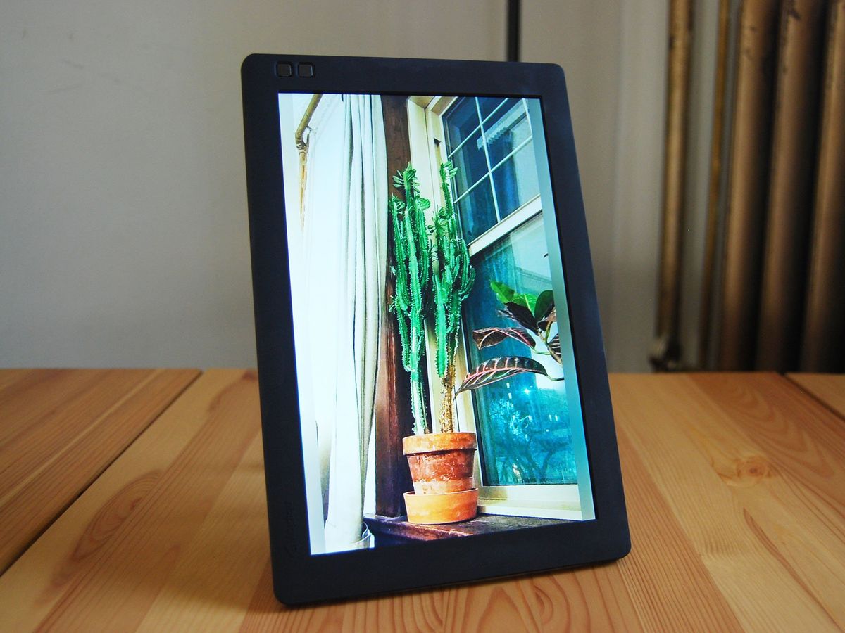 Nixplay&amp;#39;s widescreen Seed is a stellar digital frame with classic look