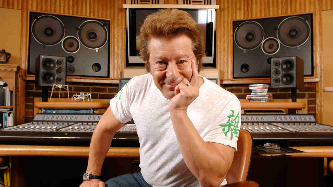 Jeff Wayne posing for a photograph in 2007
