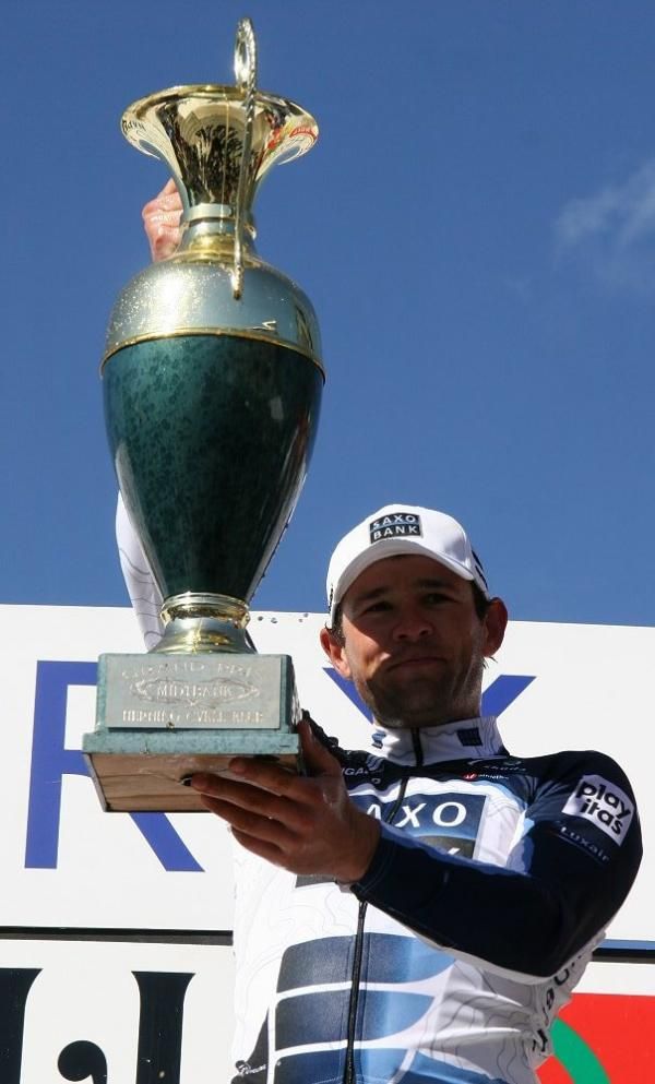 Alex Rasmussen (Saxo Bank) holds his trophy aloft