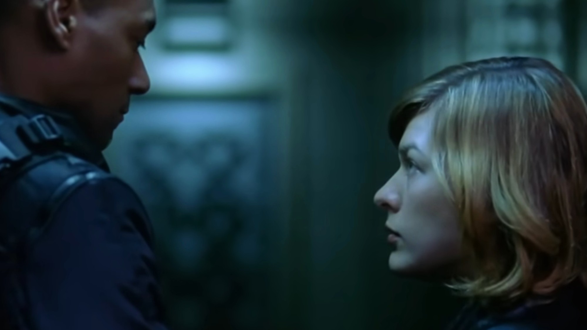 Colin Salmon having a discussion with Milla Jovovich in Resident Evil