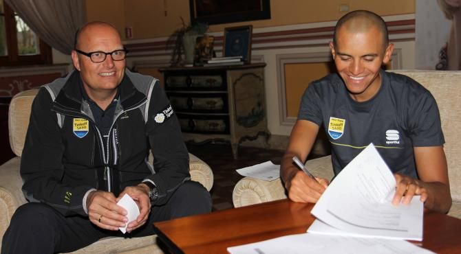 Tinkoff-Saxo manager Bjarne Riis with new signing Edward Beltran.