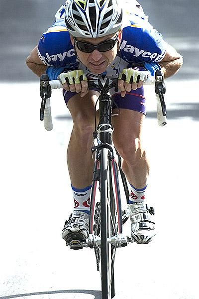 Matt Wilson (Jayco/VIS) descends towards Scottsdale with a narrow lead over a chasing pack.