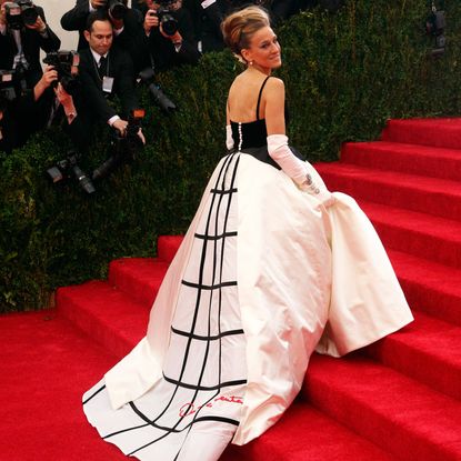 Sarah Jessica Parker wearing an Oscar de la Renta dress to the Met Ball 2014