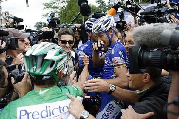 Robbie McEwen congratulates Steegmans on his Tour win