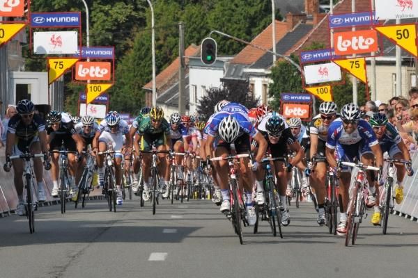 Wouter Weylandt (Quick Step) lunges for the line
