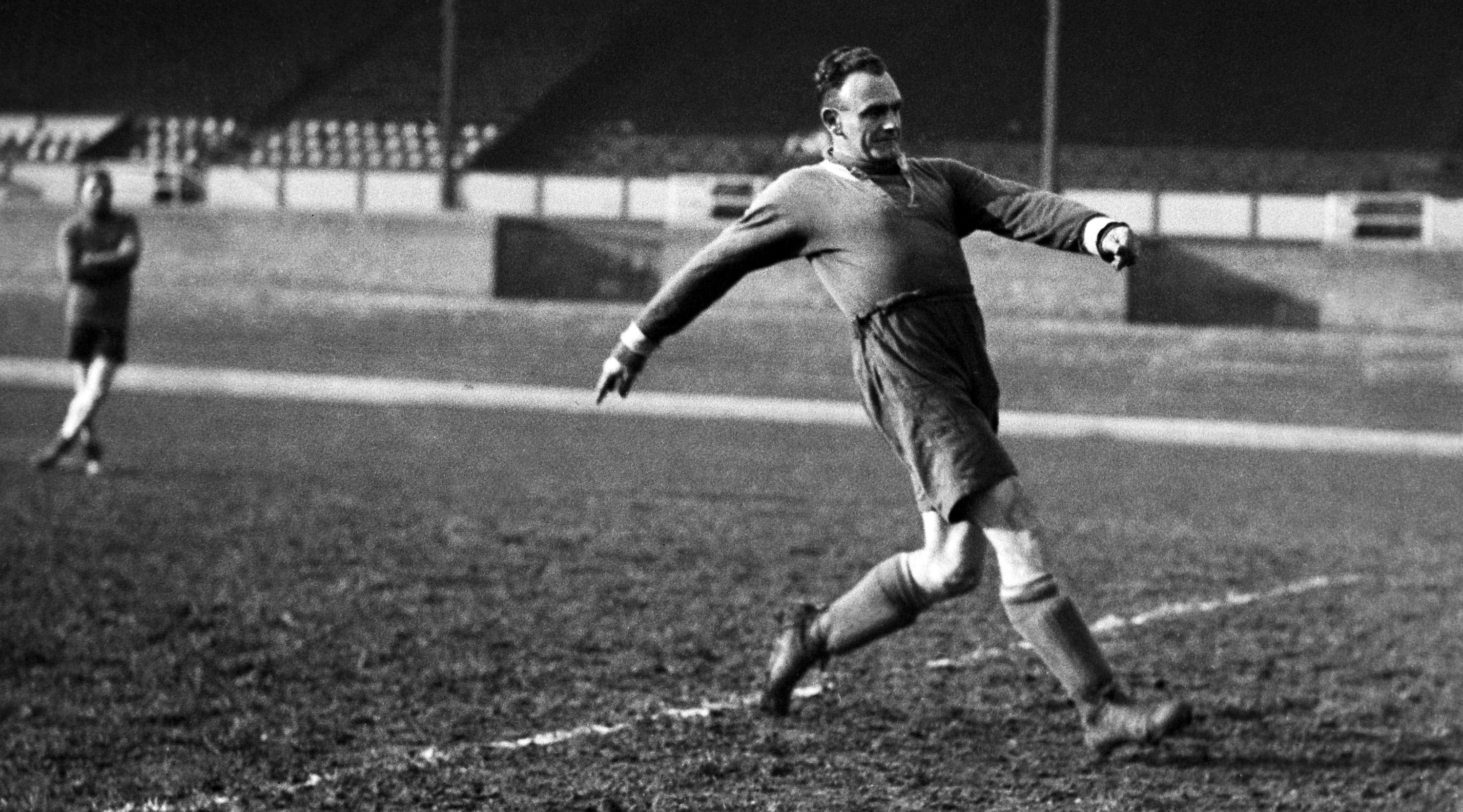 Having started out at QPR, Arthur Chandler spent the best years of his career with Leicester City, amassing 273 goals to become the Foxes’ record scorer. The striker bagged 203 of those in the First Division, including 34 in each of the 1927/28 and 1928/29 campaigns. Leicester finished as runners-up in the latter, one point behind champions Sheffield Wednesday.