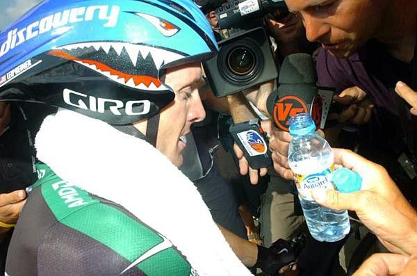 Leipheimer towels off in the crush of the cameras