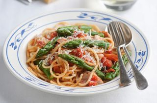 Fiery asparagus and chicken pasta