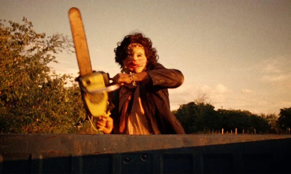 Leatherface holding his chainsaw