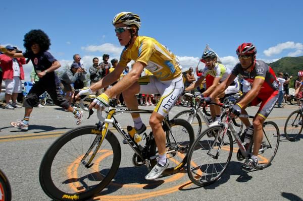 Overall leader Michael Rogers is trailed by RadioShack's Yaroslav Popovych.