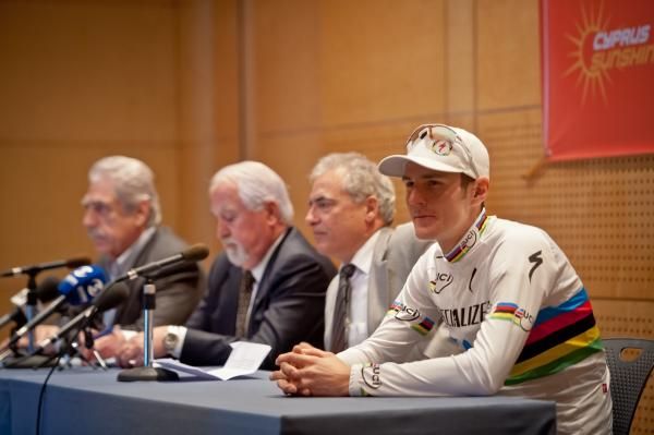 Charalambos Lottas (General secretary NOC), Nakis Michaelides, President of C.C.F., Alekos Orountidis, President of Cyprus Tourism Organization, and world champion Jaroslav Kulhavy