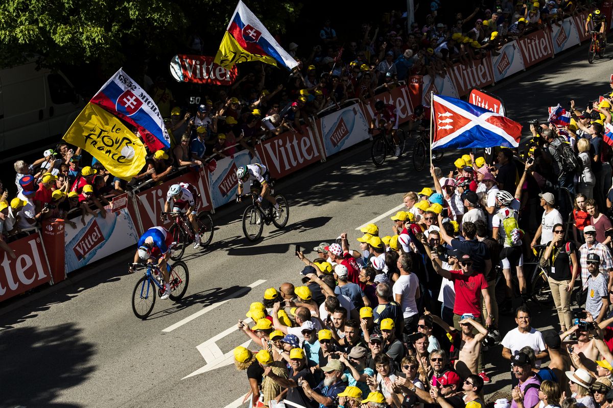 Arnaud D&eacute;mare sprints to the stage win in Vittel oblivious to the Cavendish and Sagan crash behind
