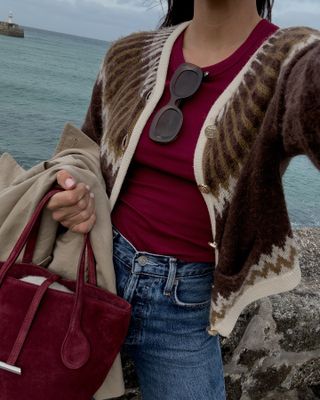 Frau in Fair-Island-Strickjacke