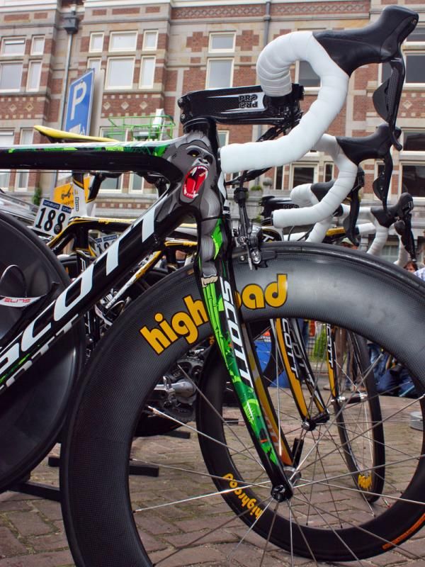 Scott took the trouble of depicting different scenes on the inner and outer legs of Andre Greipel's (Columbia-HTC) Addict fork.
