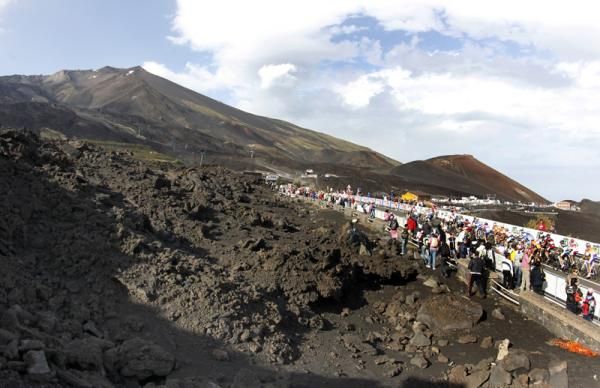 The peloton head towards Etna