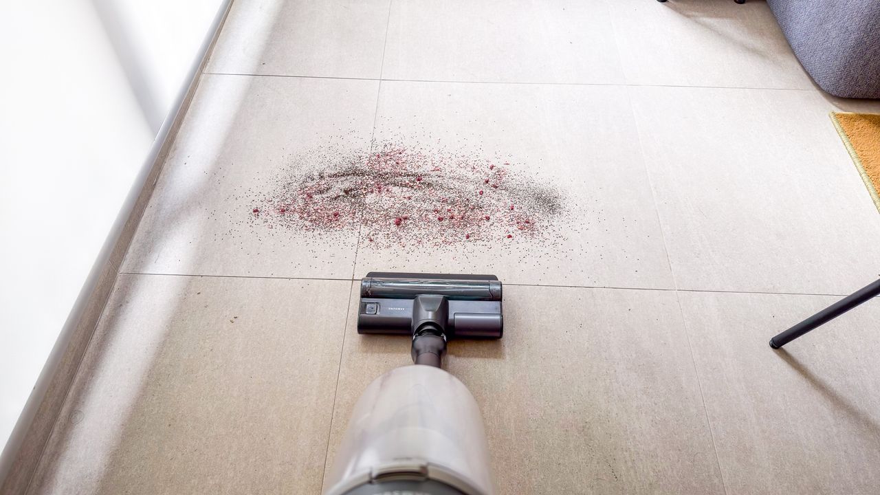 Samsung Jet 95S cleaning a mixture of debris on tiles