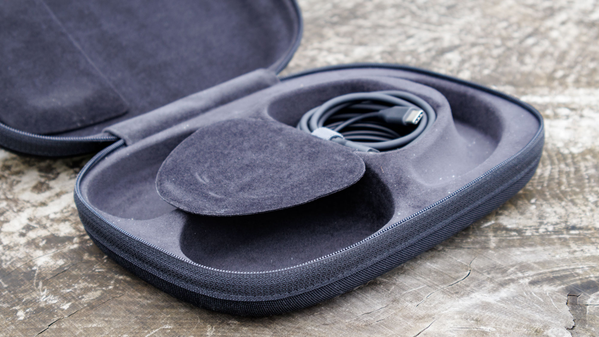 Bowers & Wilkins PX7 S3, the inside of the case with the cable compartment open