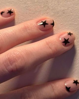 @nailartbyqueenie Nagelkunst mit schwarzem Stern