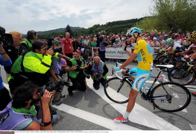 Vincenzo Nibali poses for the photographers in the yellow jersey