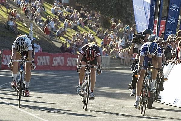 Helen Kelly (far right) of the Jayco VIS/NSWIS team edges out Emma Mackie (far left) of Race and Honda Womens Cycling Team's Tiffany Cromwell to win round three of the women's series.