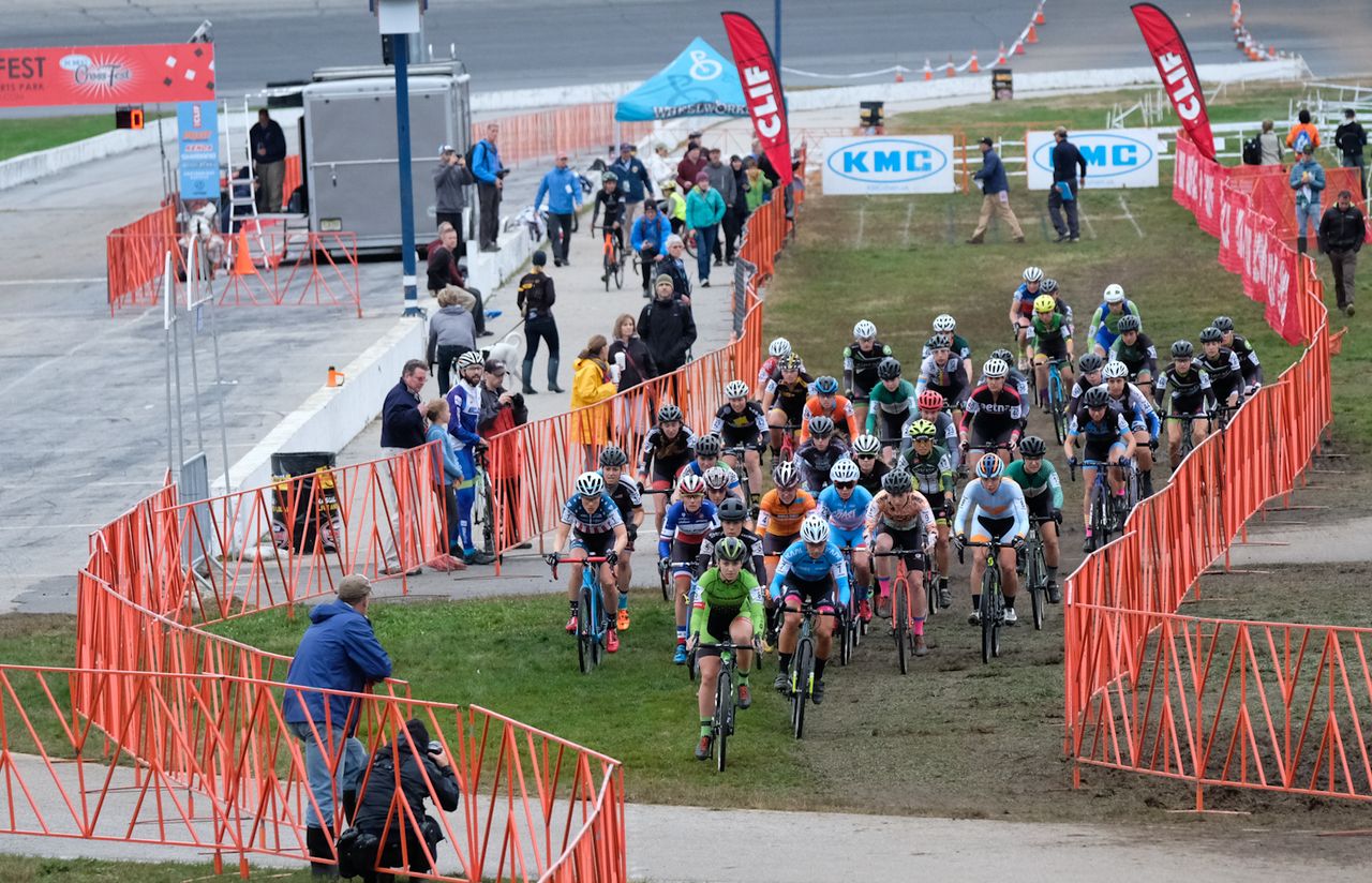 For the second day in a row, Emma White (Cannondale) leads out the Elite Women
