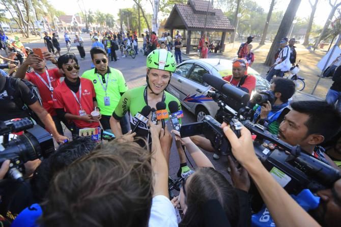 Theo Bos (Belkin) meets the press.