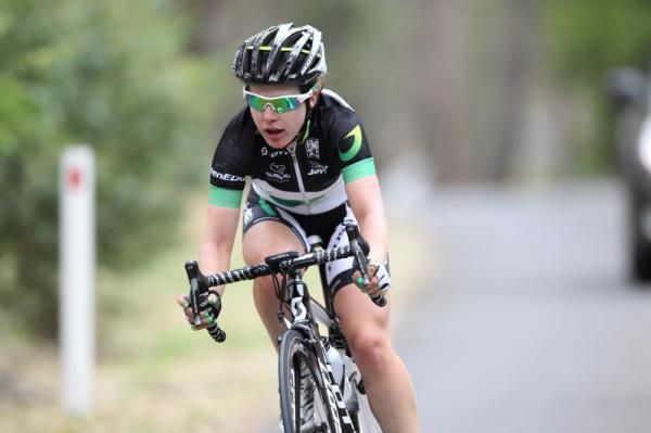 Amanda Spratt (GreenEDGE) got away solo and quickly opened a sizeable gap