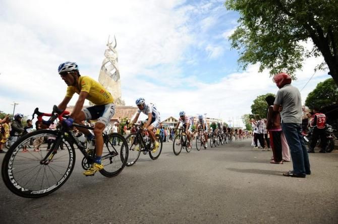 Ghader Mizbani of Tabriz Petrochemical Cycling Team pass through the Simpang Baru Monument in Padang