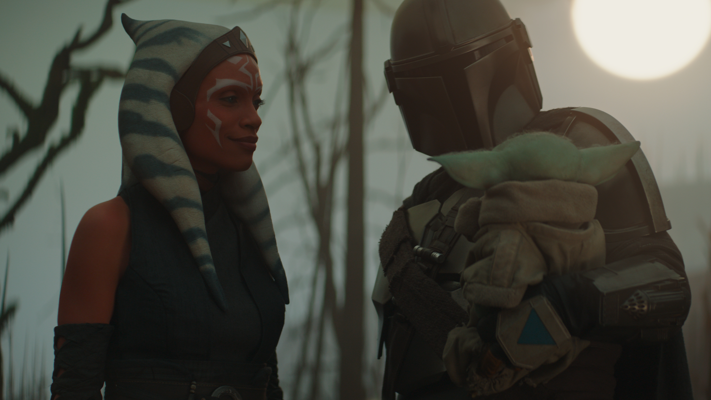 Ahsoka Tano sourit à Grogu et Din Djarin dans la saison 2 de The Mandalorian.