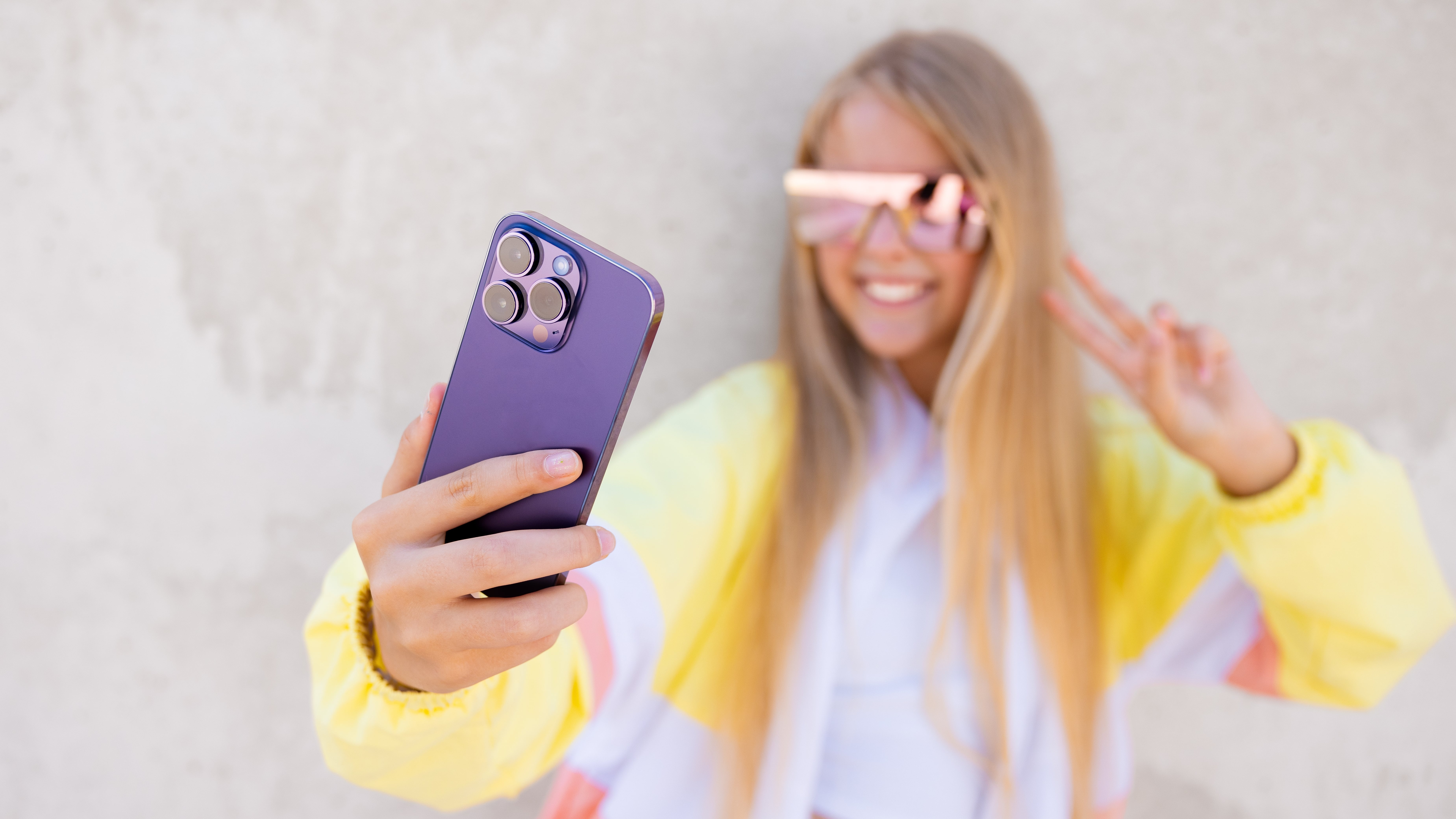 Chica joven tomando un selfie con un iPhone